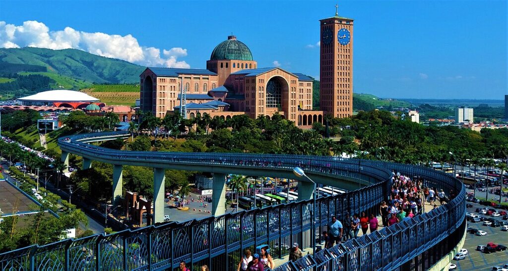 Basilica_de_Nossa_Senhora_Aparecida_e_a_Passarela_da_Fe.jpg